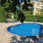 Pool & Bbq Garden Oasis, Quiet Relaxation Near The Beach, Free Parking, Fast Wifi