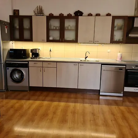 Pool & Bbq Garden Oasis, Quiet Relaxation Near The Beach, Free Parking, Fast Wifi Apartment