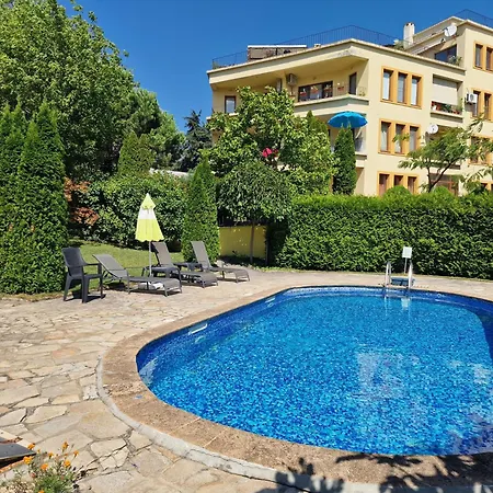 Luxury With Swimming Pool , Lovely Garden , Bbq Place Apartment *
